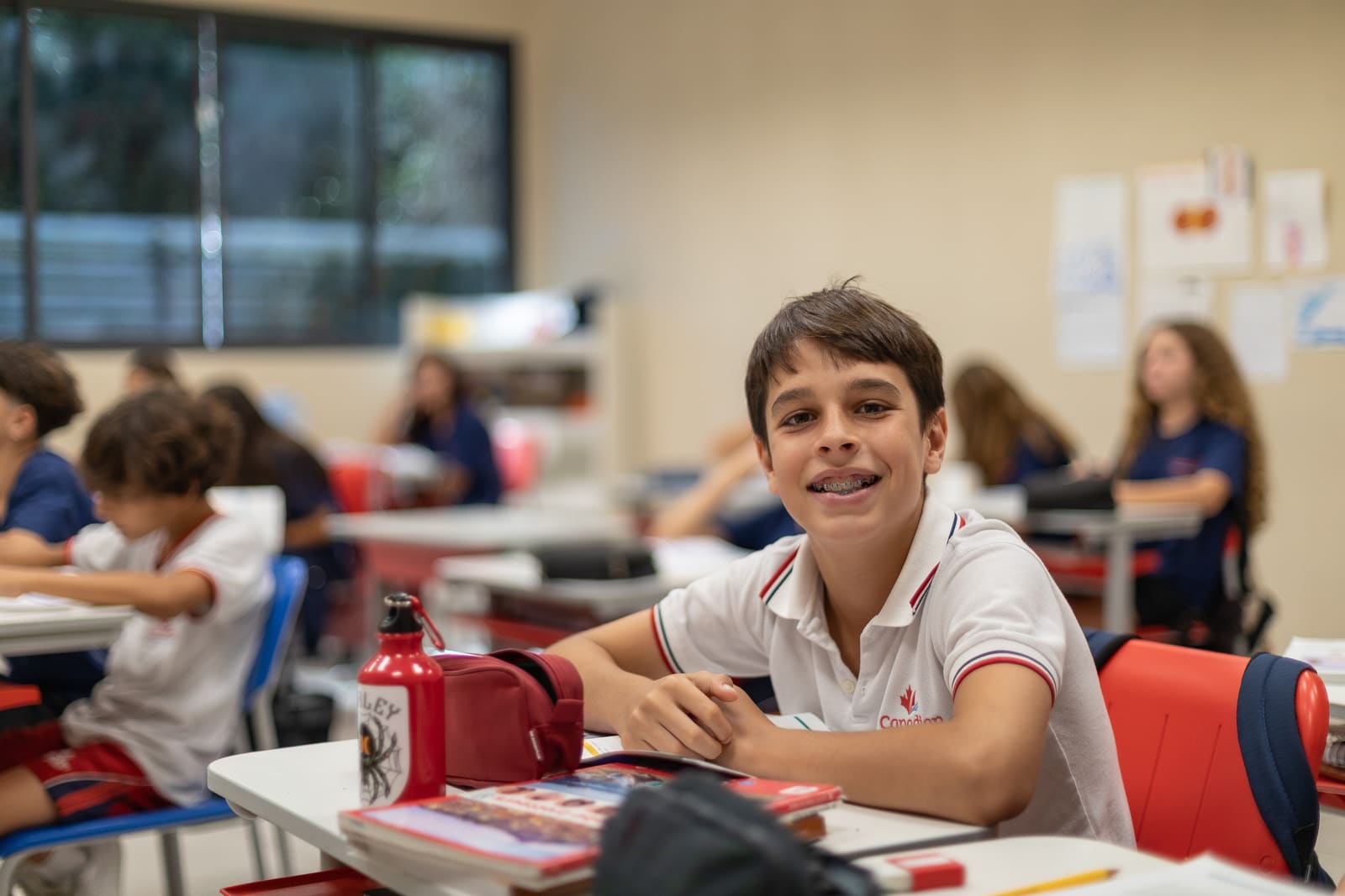 Aluno do Ensino Fundamental II sorrindo em sala de aula
