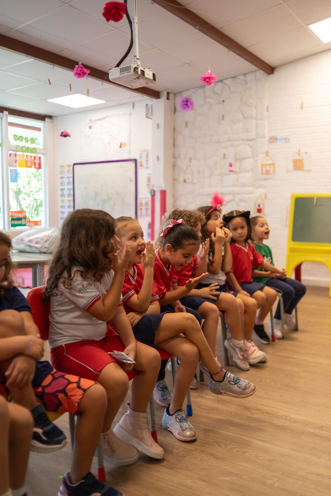 Crianças participando de atividade em grupo na Canadian School de Niterói