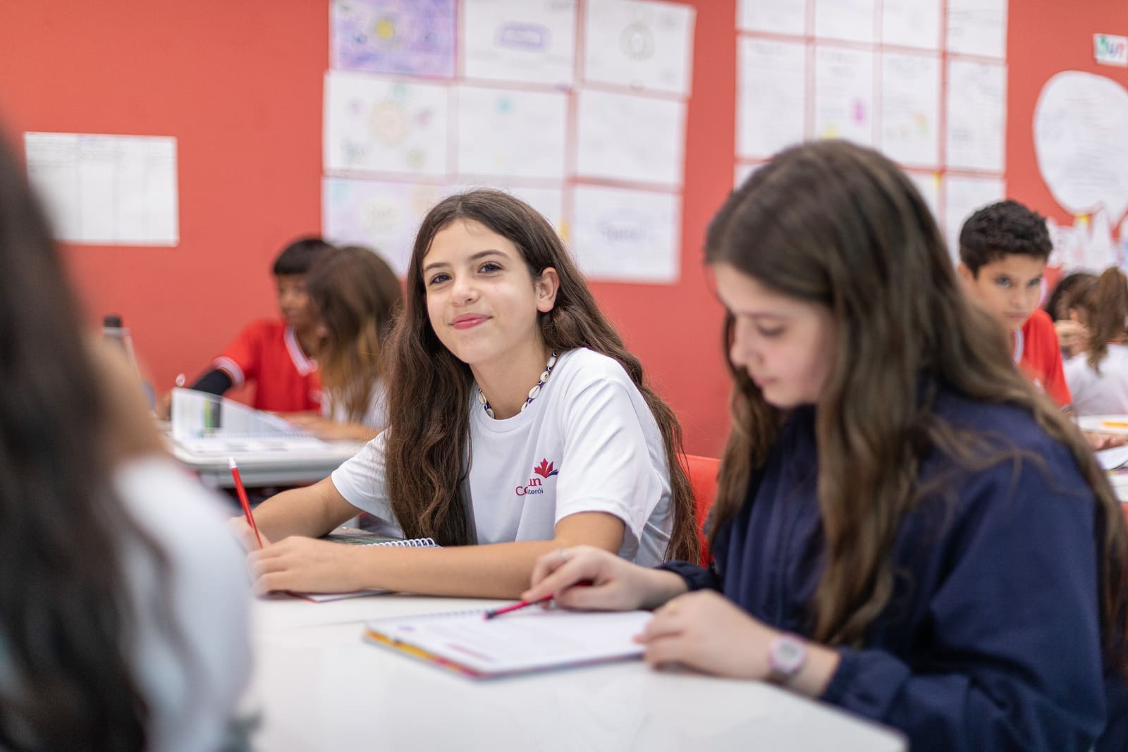 Aluna do Ensino Fundamental sorrindo em sala de aula da Canadian School de Niterói