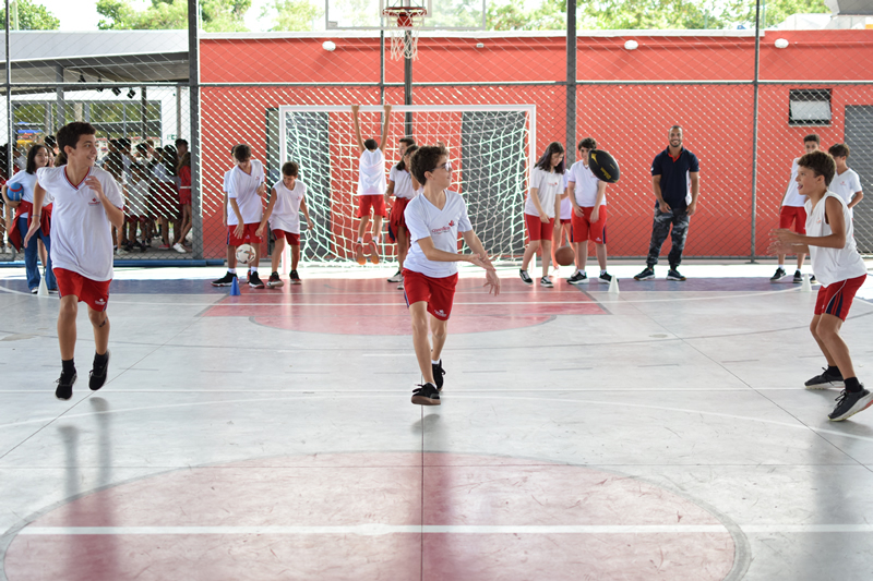 Alunos praticando esporte na quadra da escola