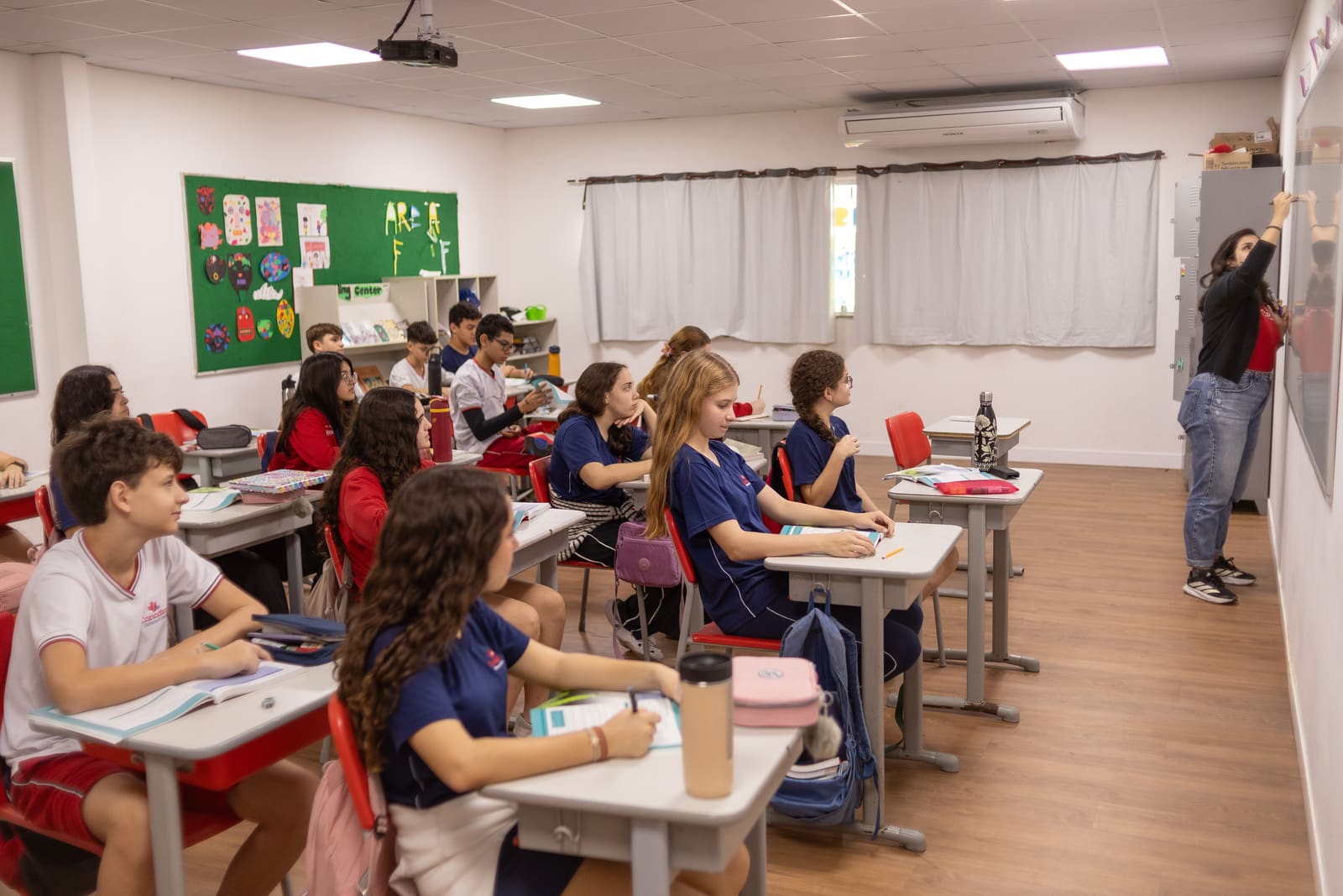 Alunos do Ensino Fundamental II em sala de aula da Canadian School de Niterói