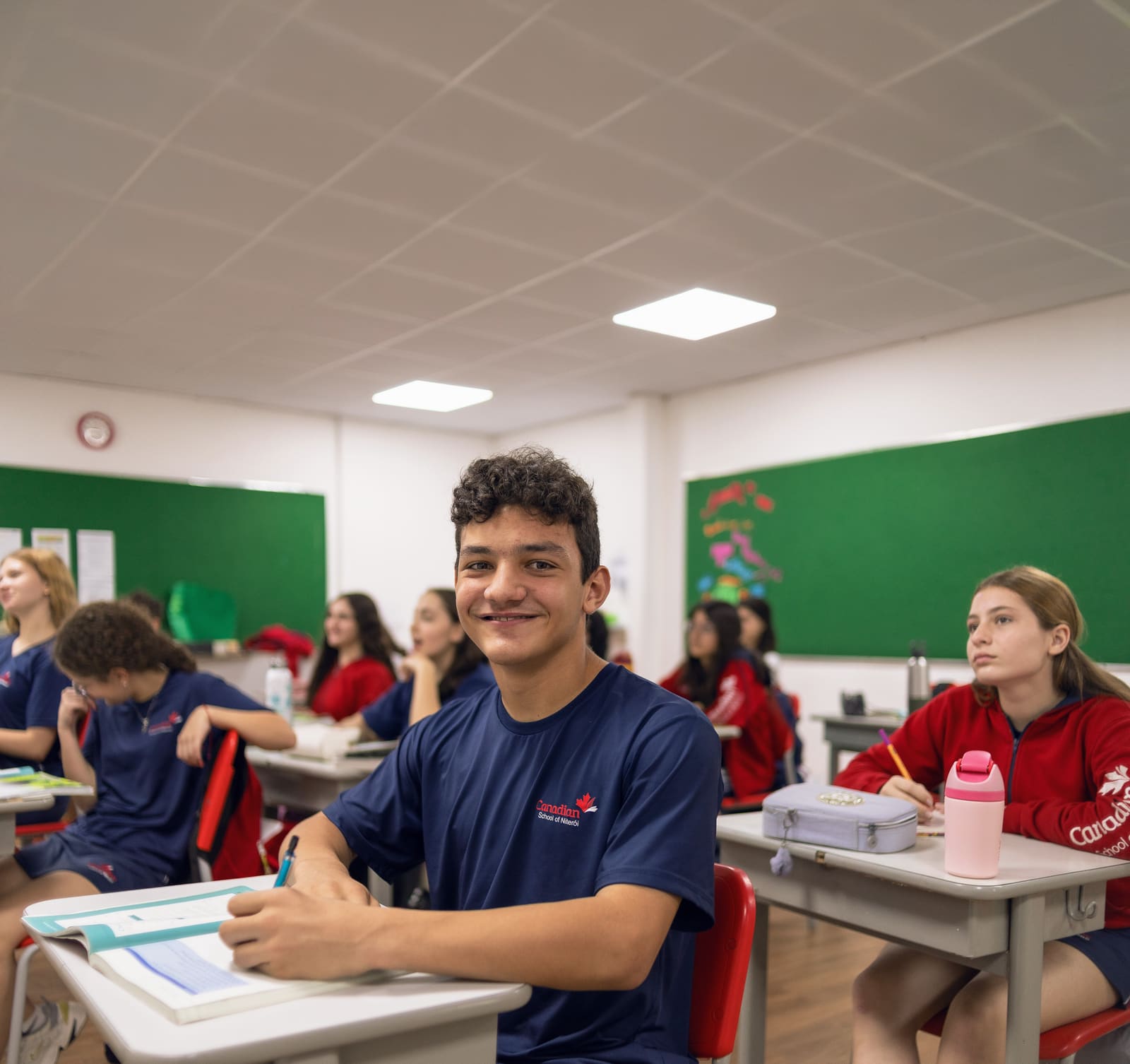 Aluno do Ensino Médio com uniforme da Canadian School de Niterói sorrindo ao ar livre