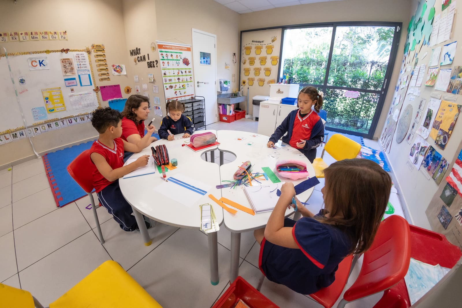 Alunos da Educação Infantil em atividade em sala de aula