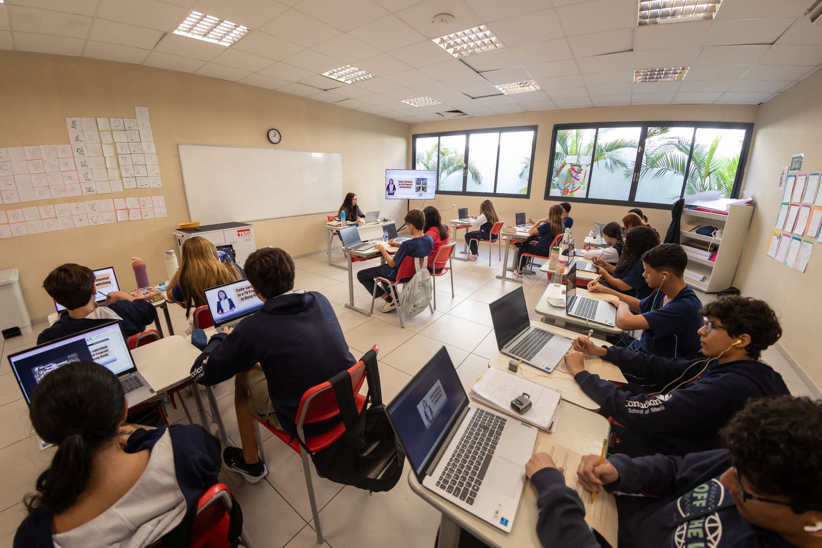 Sala de aula do Ensino Médio com alunos utilizando notebooks durante a aula