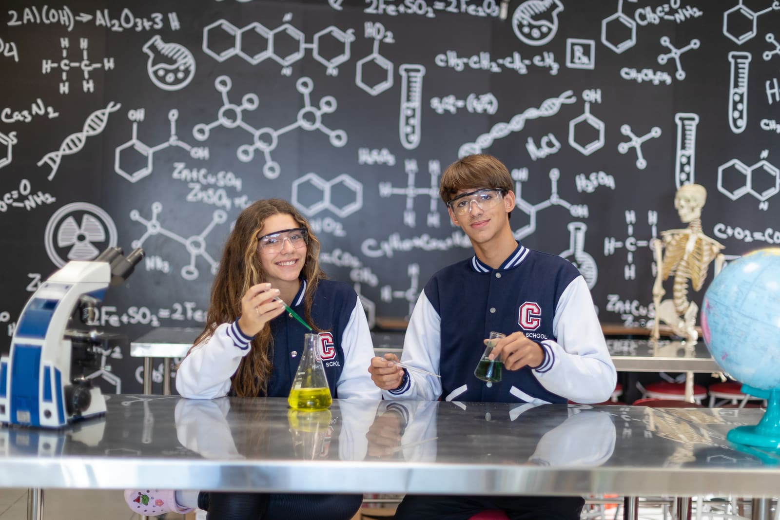 Alunos do Ensino Médio em experimento de química no laboratório da Canadian School de Niterói